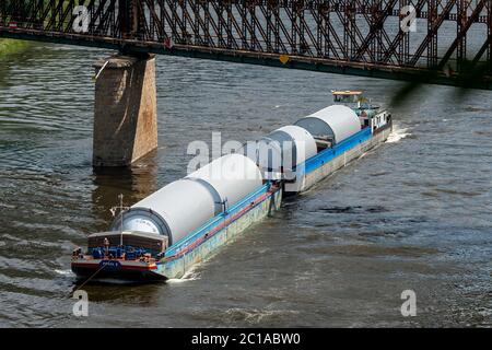 Decin, République tchèque. 15 juin 2020. Les navires de cargaison Praha (Prague) et Praha 2 remorqués par le remorqueur Beskydy (Beskids), non vus, traversent Decin sur la rivière de la Lée depuis l'Allemagne jusqu'à Lovosice (République tchèque), avec une charge de réservoirs à bière pour la brasserie Pilsner Urquell, le 15 juin 2020. Crédit : Ondrej Hajek/CTK photo/Alay Live News Banque D'Images
