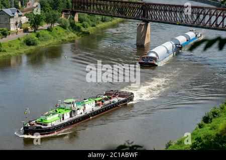 Decin, République tchèque. 15 juin 2020. Les navires de cargaison Praha (Prague) et Praha 2, à droite, remorqués par le remorqueur Beskydy (Beskids), à gauche, traversent Decin sur la rivière de la Lée depuis l'Allemagne jusqu'à Lovosice (République tchèque), avec une charge de réservoirs à bière pour la brasserie Pilsner Urquell, le 15 juin 2020. Crédit : Ondrej Hajek/CTK photo/Alay Live News Banque D'Images