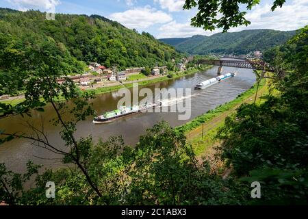 Decin, République tchèque. 15 juin 2020. Les navires de cargaison Praha (Prague) et Praha 2, à droite, remorqués par le remorqueur Beskydy (Beskids), à gauche, traversent Decin sur la rivière de la Lée depuis l'Allemagne jusqu'à Lovosice (République tchèque), avec une charge de réservoirs à bière pour la brasserie Pilsner Urquell, le 15 juin 2020. Crédit : Ondrej Hajek/CTK photo/Alay Live News Banque D'Images