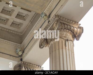 Gros plan d'une ligne de colonnes de style grec Banque D'Images