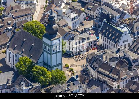 Photographie aérienne, église catholique Saint-Johannes Baptist, Alter Markt, gastronomie, Südsauerlandmuseum, Attendorn, pays aigre, Rhénanie-du-Nord-Westphalie, GE Banque D'Images