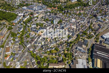 Vue aérienne, vue sur la ville, Campus Viega Attendorn, Eglise catholique Saint Johannes Baptist, Attendorn, pays aigre, Rhénanie-du-Nord-Westphalie, Allemagne, lieu de Banque D'Images