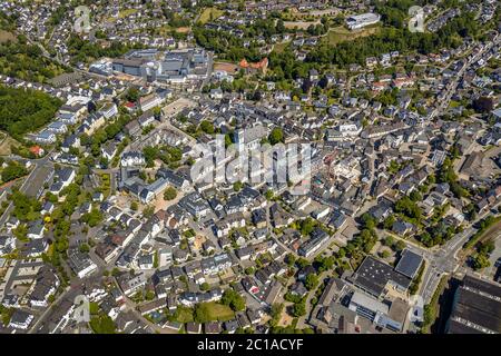 Vue aérienne, vue sur la ville, Campus Viega Attendorn, Eglise catholique Saint Johannes Baptist, Attendorn, pays aigre, Rhénanie-du-Nord-Westphalie, Allemagne, lieu de Banque D'Images