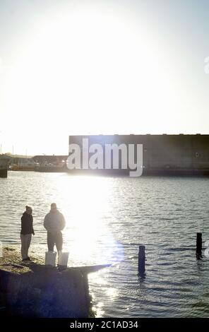 couple debout sur le quai disused lothing lac lowestoft suffolk angleterre Banque D'Images
