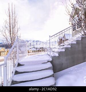 Marches d'entrée en béton couvertes de neige carrée lumière du jour Banque D'Images