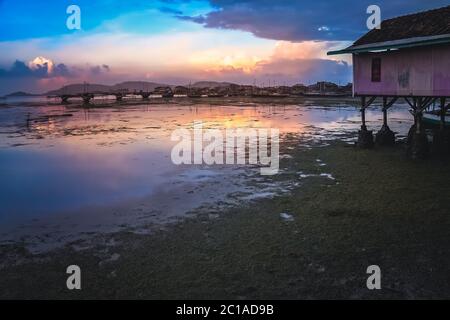 Coucher de soleil sur le petit village de pêcheurs Sape Banque D'Images