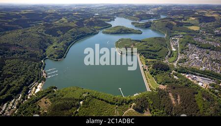 Vue aérienne, Gilberginsel, Lac Bigge, bateau d'excursion sur le barrage Bigge, Attendorn, pays aigre, Rhénanie-du-Nord-Westphalie, Allemagne, excursions, excursions Banque D'Images