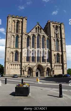 Face ouest de la cathédrale de Ripon, Ripon, North Yorkshire, Angleterre, Royaume-Uni, Europe Banque D'Images