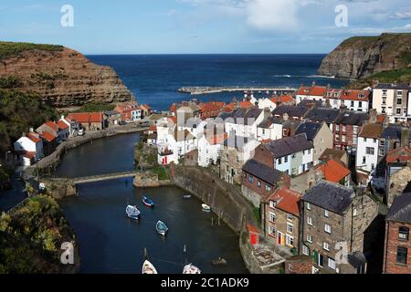 Vue sur le village de pêcheurs historique de Staithes sur la côte nord-est, Staithes, North Yorkshire, Angleterre, Royaume-Uni, Europe Banque D'Images