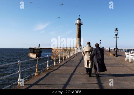 Vue sur la mer du Nord le long de l'embarcadère ouest, Whitby, North Yorkshire, Angleterre, Royaume-Uni, Europe Banque D'Images