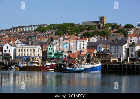 Bateaux de pêche dans le Vieux Port, Scarborough, North Yorkshire, Angleterre, Royaume-Uni, Europe Banque D'Images