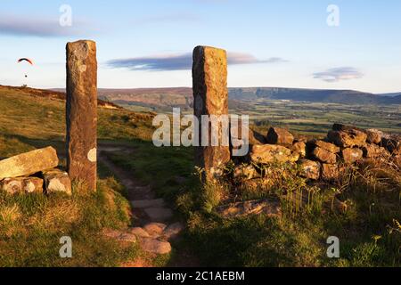 Sentier traversant le parc national des Moors de North York, près de Great Ayton, North Yorkshire, Angleterre, Royaume-Uni, Europe Banque D'Images