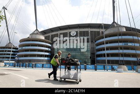 Des ouvriers à l'extérieur du stade Etihad, à Manchester, avant le match de la Premier League entre Manchester City et Arsenal mercredi. Banque D'Images