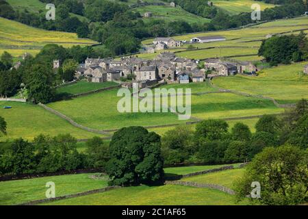 Vue sur la vallée de Swaledale et le village de Muker, Muker, Yorkshire Dales National Park, North Yorkshire, Angleterre, Royaume-Uni, Europe Banque D'Images