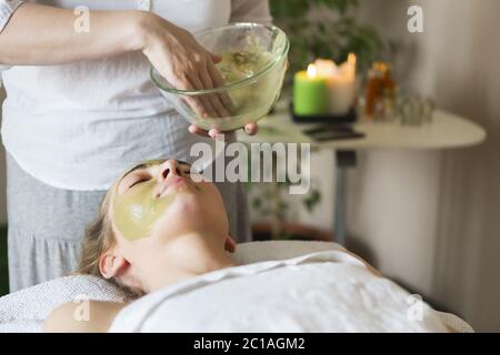 Belle ambiance femme masque d'argile dans le spa salon Banque D'Images