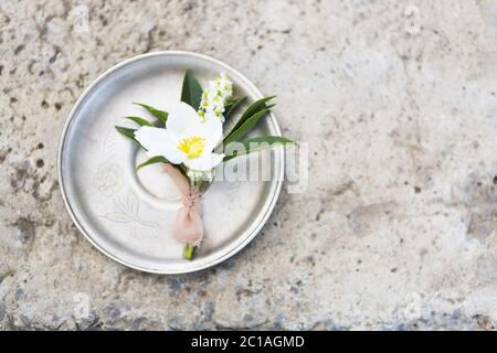 Boutonnière pour le marié sur fond de béton gris Banque D'Images