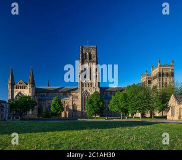 Vue en début de matinée sur la cathédrale de Durham en été depuis Palace Green, Durham City, comté de Durham, angleterre, Royaume-Uni Banque D'Images