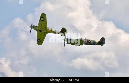 Hawker Sea Hurricane 'Z7015' et Supermarine Spitfire 'AR501' en représentation au salon de l'aviation de la Marine aérienne de 2018 à Shuttleworth Banque D'Images