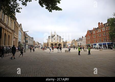 Peterborough, Royaume-Uni. 15 juin 2020. Quatre-vingt-quatre jours de Lockdown, à Peterborough. Cathedral Square est aujourd'hui beaucoup plus occupé, car les magasins non essentiels sont maintenant autorisés à rouvrir, car un nouveau relâchement du confinement continue. Les magasins de vêtements comptent parmi ceux qui doivent rouvrir leurs portes et les centres commerciaux, dont Queensgate à Peterborough, accueillent les clients avec de nouvelles règles de distanciation sociale et des moyens de protéger les gens lors de leurs voyages. Crédit : Paul Marriott/Alay Live News Banque D'Images