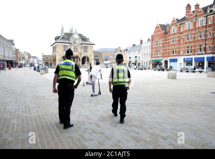 Peterborough, Royaume-Uni. 15 juin 2020. Quatre-vingt-quatre jours de Lockdown, à Peterborough. Les policiers patrouillent la place de la cathédrale en tant que magasins non essentiels sont maintenant autorisés à rouvrir, car un nouvel assouplissement du confinement se poursuit. Les magasins de vêtements comptent parmi ceux qui doivent rouvrir leurs portes et les centres commerciaux, dont Queensgate à Peterborough, accueillent les clients avec de nouvelles règles de distanciation sociale et des moyens de protéger les gens lors de leurs voyages. Crédit : Paul Marriott/Alay Live News Banque D'Images