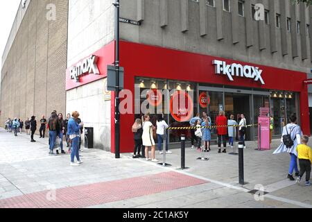 Peterborough, Royaume-Uni. 15 juin 2020. Quatre-vingt-quatre jours de Lockdown, à Peterborough. Des personnes faisant la queue en dehors de TK-Maxx. Les magasins non essentiels sont maintenant autorisés à rouvrir, car un nouveau système de verrouillage se poursuit. Les magasins de vêtements comptent parmi ceux qui doivent rouvrir leurs portes et les centres commerciaux, dont Queensgate à Peterborough, accueillent les clients avec de nouvelles règles de distanciation sociale et des moyens de protéger les gens lors de leurs voyages. Crédit : Paul Marriott/Alay Live News Banque D'Images