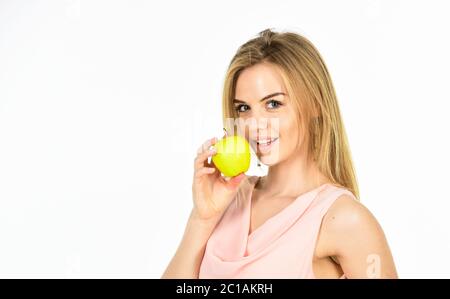 riche en vitamines. alimentation naturelle et biologique. bonne santé pour vos dents. fille souriante avec pomme isolée sur blanc. idée de manger. fruit interdit. bonne femme tient pomme. nourriture saine. espace copie. Banque D'Images