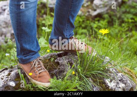 Femme randonneur jambes se tiennent sur le sommet de la montagne Banque D'Images