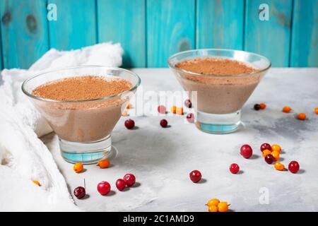 Deux verres de mousse au chocolat-fromage avec baies sur fond de béton Banque D'Images