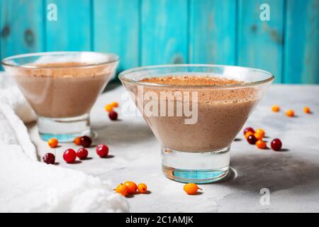 Deux verres de mousse au chocolat-fromage avec baies sur fond de béton Banque D'Images