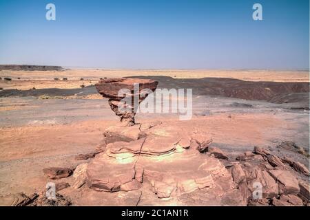 Formation de roches dans le désert du Sahara près de la région de Tchirozerine, Agadez, Niger Banque D'Images