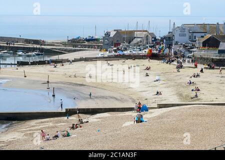 Lyme Regis, Dorset, Royaume-Uni. 15 juin 2020. Météo Royaume-Uni. Visiteurs et familles sur la plage profitant du soleil chaud à la station balnéaire de Lyme Regis à Dorset. Crédit photo : Graham Hunt/Alay Live News Banque D'Images