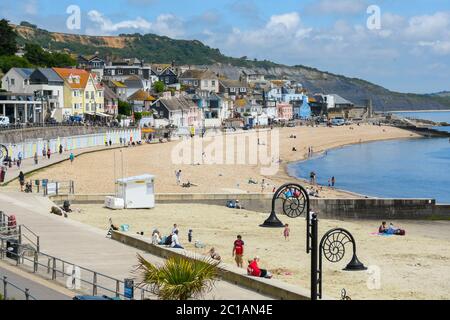 Lyme Regis, Dorset, Royaume-Uni. 15 juin 2020. Météo Royaume-Uni. Visiteurs et familles sur la plage profitant du soleil chaud à la station balnéaire de Lyme Regis à Dorset. Crédit photo : Graham Hunt/Alay Live News Banque D'Images