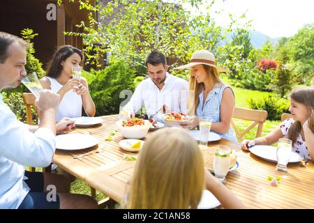 Repas de famille variété de plats italiens sur table en bois dans le jardin Banque D'Images