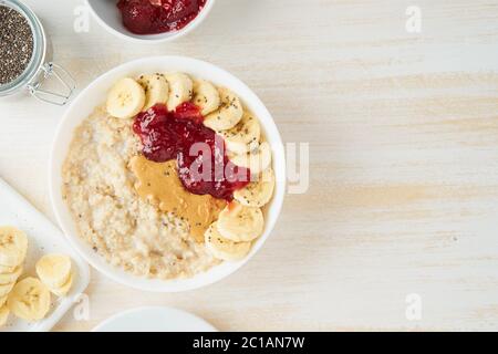 Flocons d'avoine, grand bol de porridge sain savoureux pour le petit déjeuner, repas du matin Banque D'Images