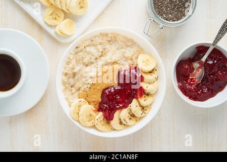 Flocons d'avoine, grand bol de porridge sain savoureux pour le petit déjeuner, repas du matin Banque D'Images
