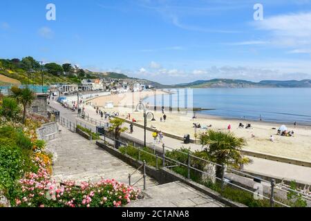 Lyme Regis, Dorset, Royaume-Uni. 15 juin 2020. Météo Royaume-Uni. Visiteurs et familles sur la plage profitant du soleil chaud à la station balnéaire de Lyme Regis à Dorset. Crédit photo : Graham Hunt/Alay Live News Banque D'Images