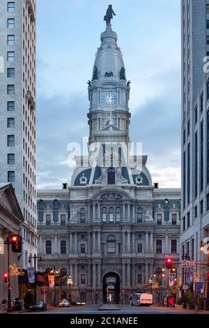 Downtown, Philadelphie, Pennsylvanie, États-Unis - Hôtel de ville et Broad Street Dawn. Banque D'Images