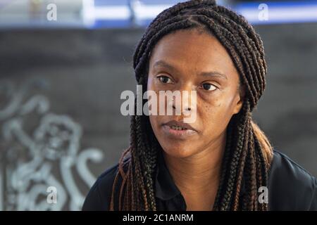 Lillian Serunkuma à New Scotland Yard, Londres, lors d'un appel à témoins de la fusillade de son petit-fils, le garçon de deux ans à Energen Close, Harlesden, au nord-ouest de Londres, le 3 juin. L'enfant a été blessé aux côtés de sa mère, âgée à la fin de la vingtaine, et deux hommes après avoir été approchés par un homme seul. Banque D'Images