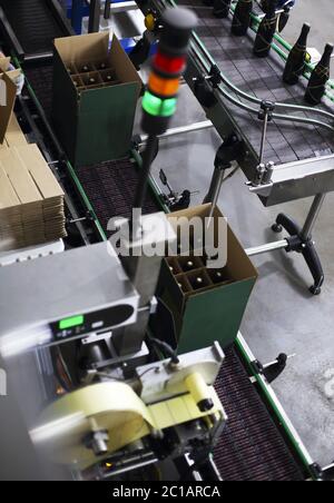 Production industrielle avec bouteilles de champagne sur le tapis roulant Banque D'Images