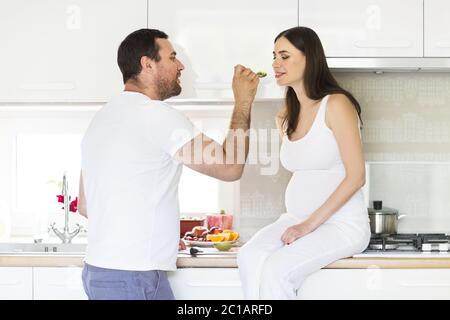 Femme enceinte et l'homme heureux dans la cuisine Banque D'Images