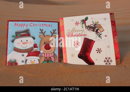 Cartes de vœux de Noël dans une dune de sable désertique. Joyeux Noël/joyeux Noël/Noël//joyeuses fêtes/joyeuses fêtes/bonne année concept. Banque D'Images