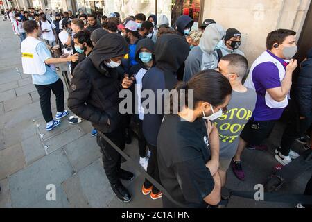 Les gens font la queue devant Nike Town à Oxford Circus, Londres, alors que les magasins non essentiels en Angleterre ouvrent leurs portes aux clients pour la première fois depuis que les restrictions de verrouillage du coronavirus ont été imposées en mars. Banque D'Images