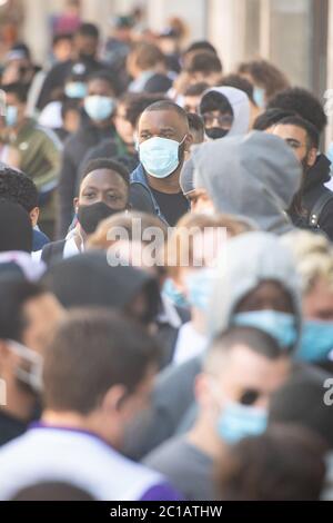 Les gens font la queue devant Nike Town à Oxford Circus, Londres, alors que les magasins non essentiels en Angleterre ouvrent leurs portes aux clients pour la première fois depuis que les restrictions de verrouillage du coronavirus ont été imposées en mars. Banque D'Images