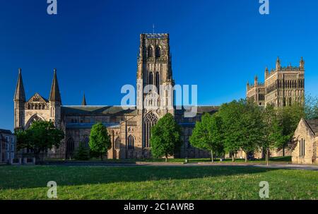 Vue en début de matinée sur la cathédrale de Durham en été depuis Palace Green, Durham City, comté de Durham, angleterre, Royaume-Uni Banque D'Images