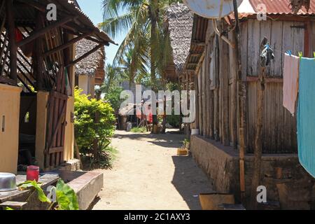 Maisons résidentielles locales, village d'Ampangorinana, île de Nosy Komba, Madagascar. Banque D'Images