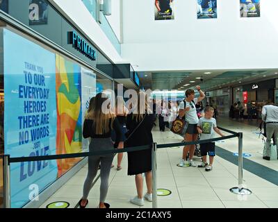 Primark Queue de clients pour entrer dans le magasin dans le centre commercial staines à surrey Banque D'Images