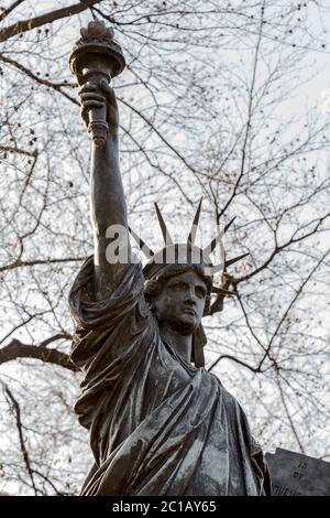 Une version miniature de la Statue de la liberté dans les jardins du Palais du Luxembourg à Paris Banque D'Images