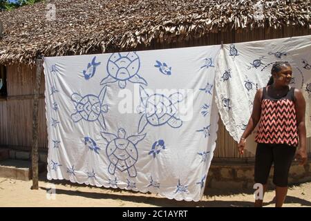 Nappes à vendre suspendues à la vente sur trottoir, Village d'Ampangorinana, île de Nosy Komba, Madagascar. Banque D'Images