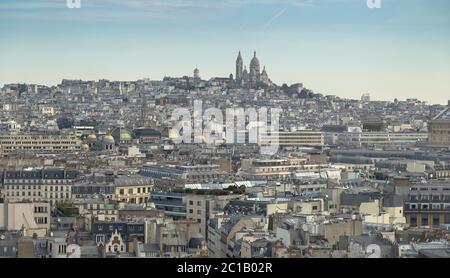 Vue aérienne du paysage urbain de Paris avec la basilique du Sacré-cœur de Paris Basilique du Sacré-cœur sur la colline de Montmartre depuis le t Banque D'Images