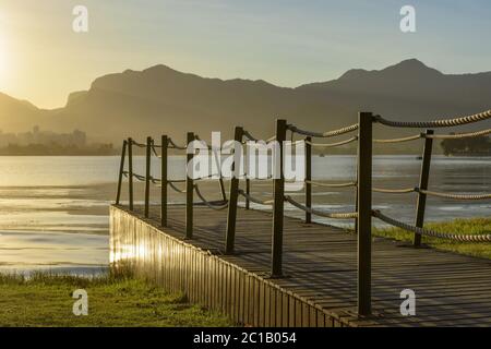 Coucher de soleil dans le lagon Rodrigo de Freitas, Rio de Janeiro Banque D'Images